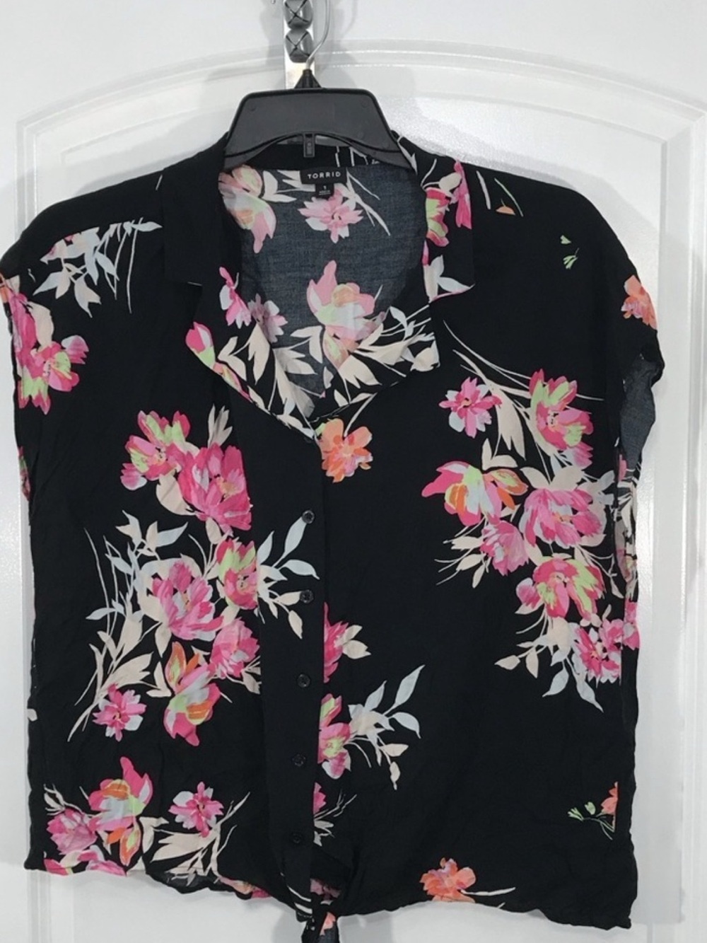 Torrid Womens Black Floral Button Down Shirt size 1 (Torrid Sizing) CB-00